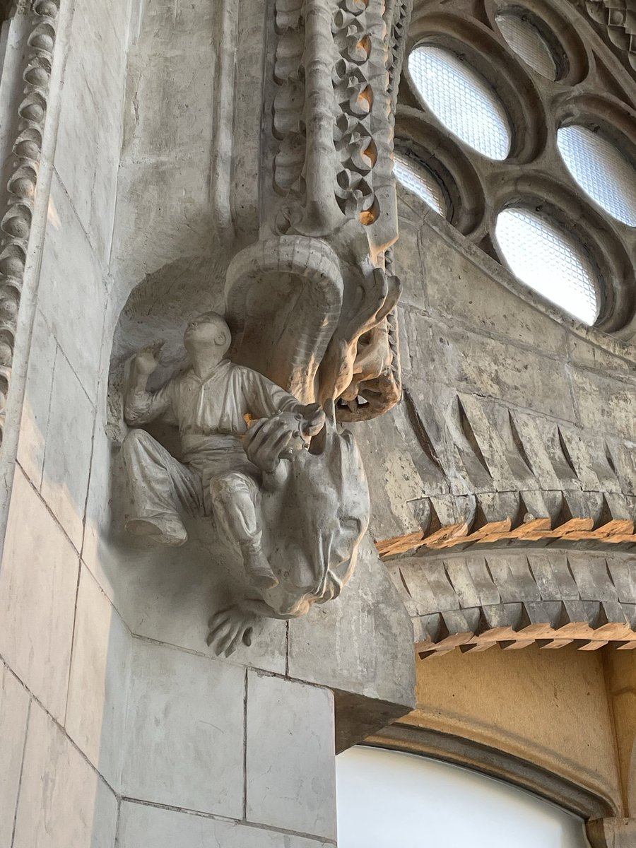 jordimunozm's tweet photo. Un detall que em va cridar l’atenció de la Sagrada Família: un dimoni donant una bomba orsini (com la de la bomba del Liceu de 1893) a un obrer https://t.co/W9NIekXtKj