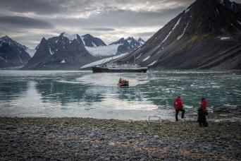ExpeditionsNow's tweet photo. ❄️ Save 20% on 2026 departures of the **Svalbard Adventure Mini Cruise**! 🚢 The best-value way to experience the Arctic: glaciers, polar bear country, Zodiac landings and wildlife. https://t.co/Ztgz3ClAD6 #Svalbard #BucketListTravel #traveldeals https://t.co/2grRH6SSvn