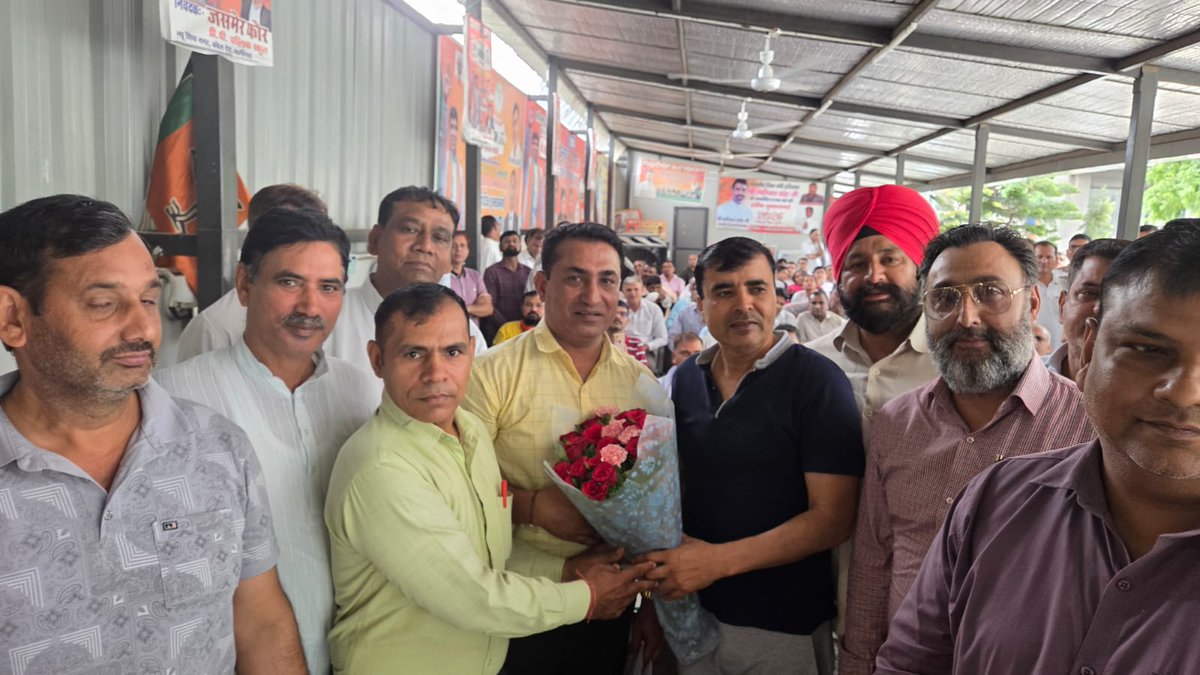 MAHIPALDHANDA1's tweet photo. आज सुबह कार्यालय पर स्वजनों की सेवा में ।। https://t.co/Av9BOSfT7F