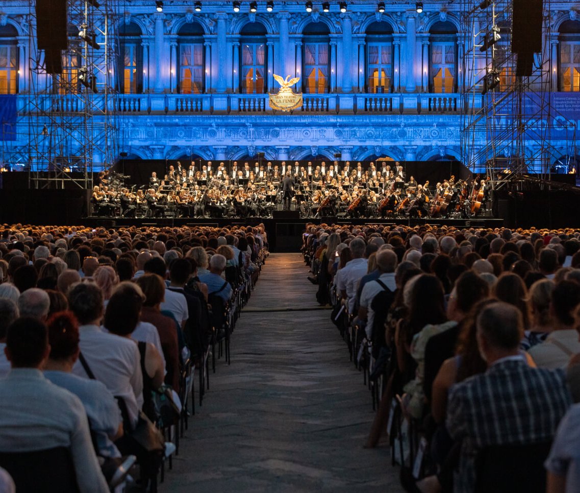 teatrolafenice's tweet photo. Il 18 giugno, alle 21.20, su @raicinque andrà in onda il concerto, eseguito in Piazza San Marco, "Omaggi a Puccini dal mondo" diretto dal Maestro James  Conlon, con l'Orchestra e il Coro del Teatro La Fenice. https://t.co/yQPnVxsoAF