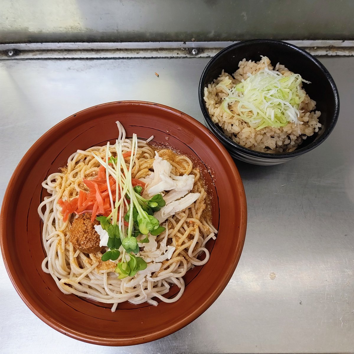 kukkuru's tweet photo. 冷やし鶏坦々そばとミニ深川丼のクオリティ高すぎる。こんな美味しいもの上野駅のホームで食べていいんですか！？という気持ちになる。爽亭がある限り東京でもなんとか精神を保てる気がする。これらがGoogleマップで2.1点を叩き出してる無人セルフ駅そばに置き換わってしまったら心が死んでしまう。 https://t.co/OXPwRGEfUG
