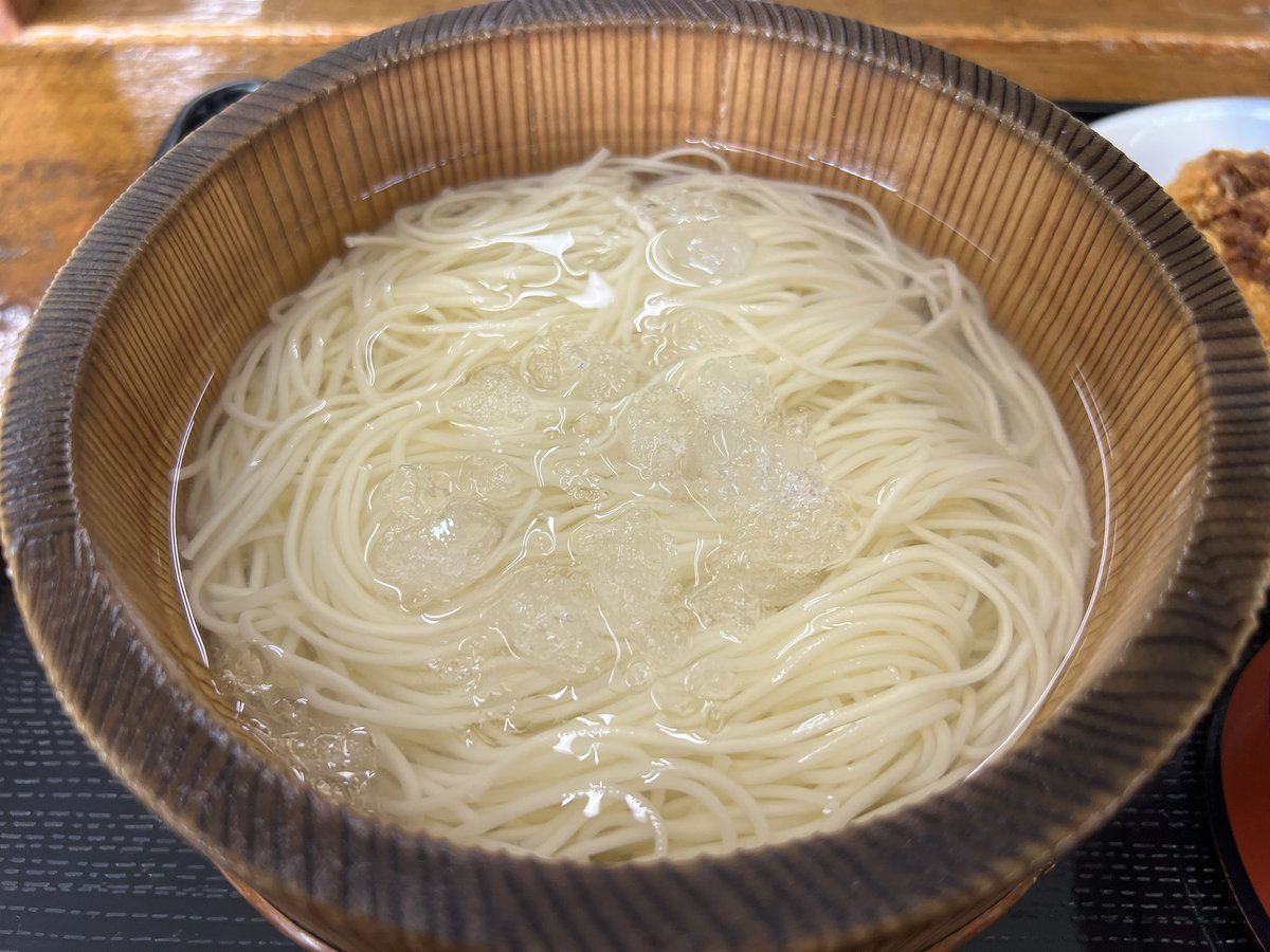 diabolicgraph's tweet photo. かじかわでヒヤッソーメン中とロッケ🍜
うろんは夏でもぬくいんしか食べんけどソーメンは冷やしか食べん。 https://t.co/3P0qUTNx9k