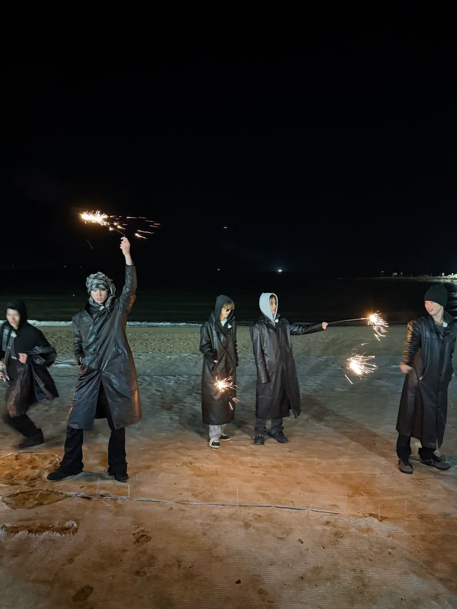 Kuonho's tweet photo. The waves kept rolling in while sparks flew across the sand. Everyone was busy making their little trails of light, and I somehow ended up looking like I had been assigned as the beach’s unofficial guardian. https://t.co/tG0yhzvNGH