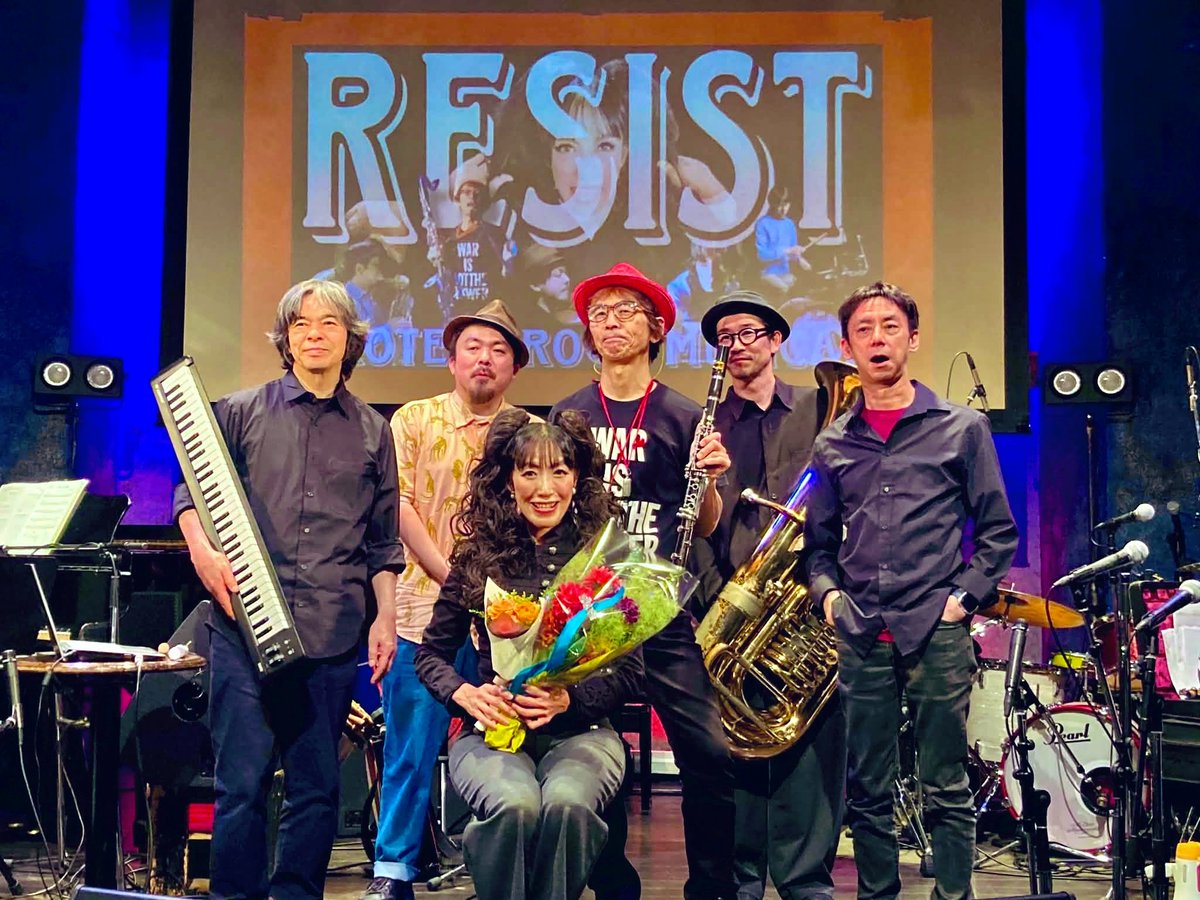 koguremiwazow's tweet photo. #RESIST 〜PROTEST ROCK MUSICAL にご来場くださった皆様、ありがとうございました！
4年ぶりに復活した #みわぞう祭り はプロテストソング特集。最高のミュージシャンたちのおかげでいい演目が創れたうえ、客席のペンライトの美しさと鳴り物やコールの力強さ、皆さんの笑顔に感涙でした！幸せ！😭💗✨ https://t.co/yUjCpfeHir