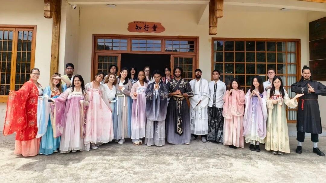 CQU1929's tweet photo. ✨From trying on elegant #Hanfu to crafting their own traditional lacquer fans and botanical printing, international students from #CQU's School of Architecture and Urban Planning had an unforgettable cultural journey in #Dazu District! 🌾 https://t.co/i1FI8YSzpl