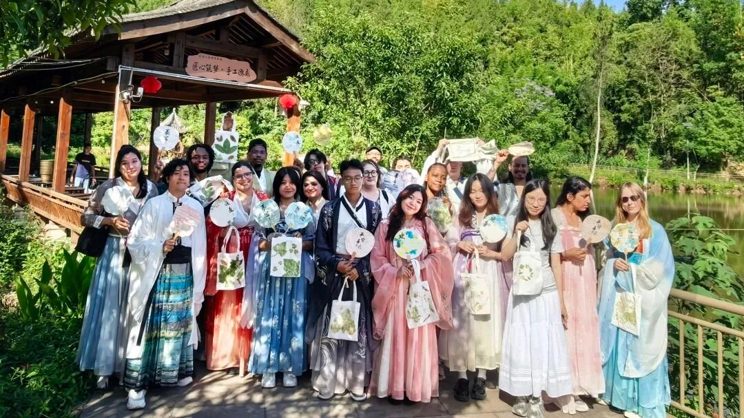 CQU1929's tweet photo. ✨From trying on elegant #Hanfu to crafting their own traditional lacquer fans and botanical printing, international students from #CQU's School of Architecture and Urban Planning had an unforgettable cultural journey in #Dazu District! 🌾 https://t.co/i1FI8YSzpl
