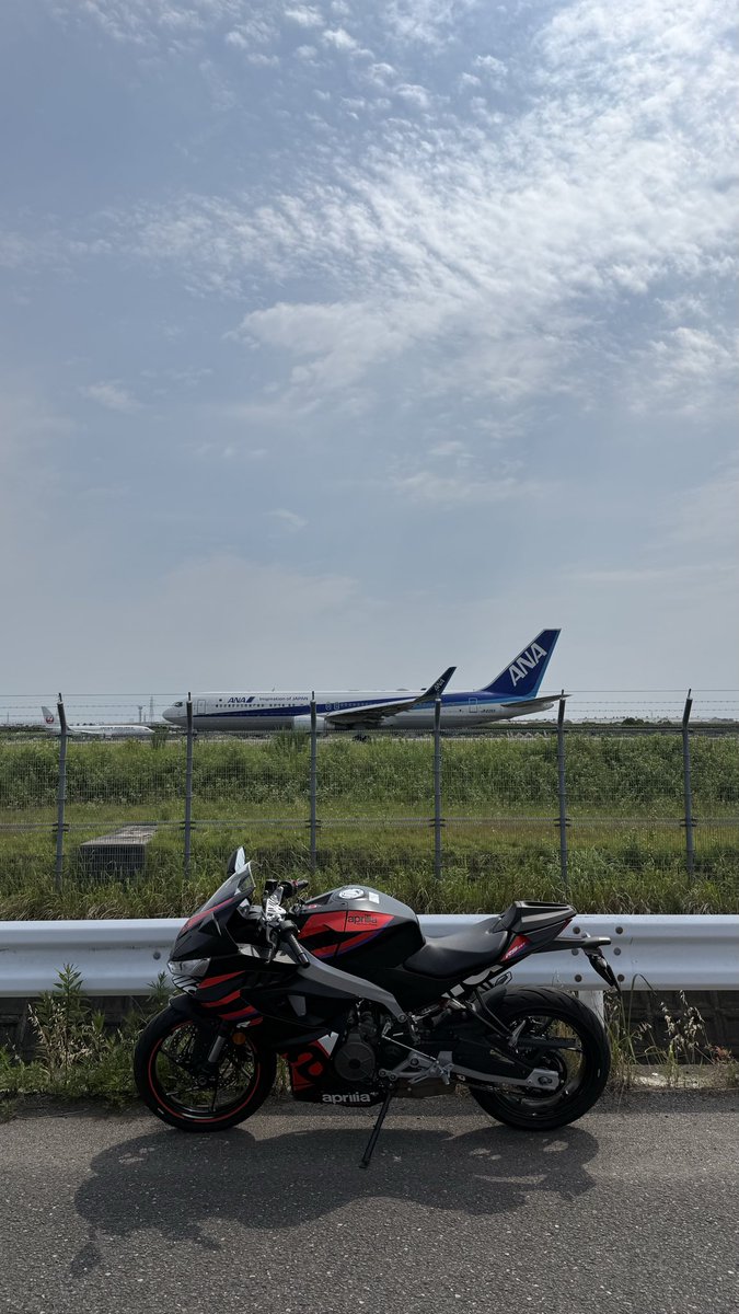 3_moririn's tweet photo. 飛行機2機撮れた
メーターにバイク映るのはかっこいい! https://t.co/7xLiBmqAnm