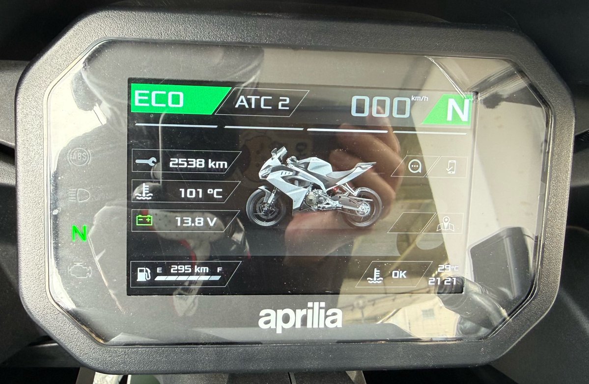 3_moririn's tweet photo. 飛行機2機撮れた
メーターにバイク映るのはかっこいい! https://t.co/7xLiBmqAnm