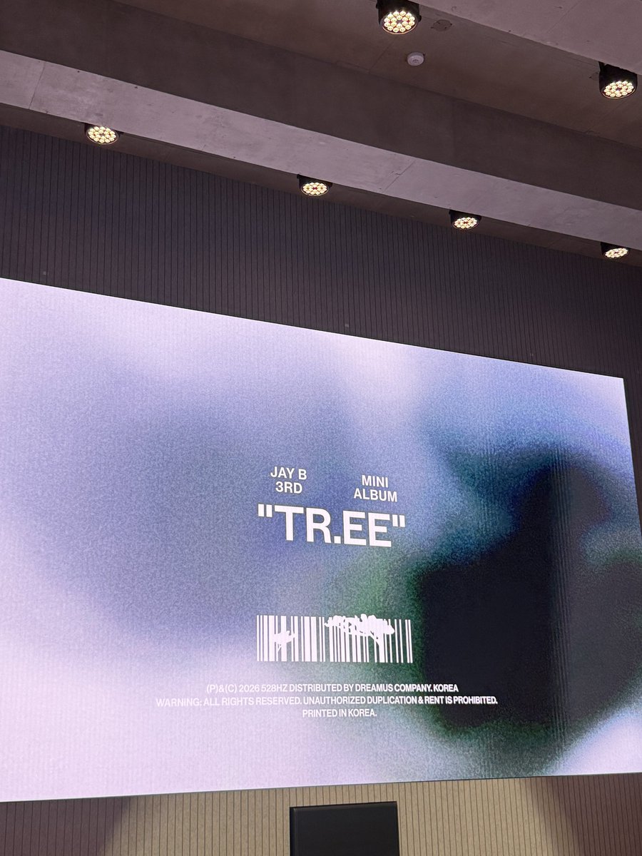 snacknok's tweet photo. 💭 ช่วงแนะนำเพลงในอัลบั้ม

🎶 Track.1 “Hold onto My Back”
🧑🏻‍💼 คุณ JAY B พอผมได้ฟังเพลงนี้แล้ว รู้สึกเหมือนกับว่าถ้าเราตั้งใจทำงานอย่างหนัก แล้วได้ฟังเพลงนี้ตอนทางกลับบ้าน มันจะช่วยเยียวยาจิตใจและช่วยปลอบโยนเราได้อย่างที่คุณบอกไว้เมื่อกี้เลยครับ ไม่ทราบว่าเพลงนี้ควรฟังในสถานการณ์แบบไหนดีครับ?

🌴 ผมคิดว่าเพลงนี้น่าจะเหมาะที่จะฟังตอนขับรถเล่น หรือตอนที่กำลังขับรถข้ามสะพานใหญ่ ๆ ครับ เพราะผมคิดว่ามันไม่ใช่เพลงที่เรียบ ๆ เรื่อย ๆ ซะทีเดียว แต่มันเป็นเพลงที่มีทั้งความหนักแน่นและมีอารมณ์ความรู้สึกอยู่ในระดับหนึ่งครับ ใช่ครับ... ตอนขับรถแล้วลมตีหน้า พลางรู้สึกสดชื่นไปด้วย แล้วฟังเพลงนี้ไปด้วยก็น่าจะดีนะครับ

🧑🏻‍💼 ยอดเยี่ยมเลยครับ ข้างหน้านี้มีสะพานซองซูอยู่พอดี ตอนที่นักข่าวทุกท่านเลิกงานกลับบ้าน ลองเปิดฟังกันดูสักครั้งนะครับ
เอาล่ะครับ ต่อไปเป็นแทร็กที่ 3 เนื่องจากแทร็กที่ 2 เป็นเพลง Title Track เราจึงจะข้ามมาที่แทร็กที่ 3 เพลง “Overflow” กันเลยครับ ช่วยเปิดเสียงไฮไลต์ด้วยครับ 

🎶 Track.3 “Overflow”
🧑🏻‍💼 เป็นเพลงที่มีเสน่ห์น่าค้นหาและล่องลอยมาก ๆ เลยครับ เท่าที่ผมทราบมา ได้ยินว่ามีการใช้เทคนิค ‘Reverse Guitar’ หรือการเล่นเสียงกีตาร์ย้อนกลับด้วย ก็เลยทำให้เกิดซาวด์ที่ดูล่องลอยแบบนี้ขึ้นมาใช่ไหมครับแล้วก็แว่วมาว่าคุณโต้รุ่งในห้องอัดเพื่อปรับแต่งเนื้องานของซาวด์อย่างละเอียดละออและจริงจังมาก ช่วยเล่าเรื่องราวเบื้องหลังตรงนี้ให้ฟังหน่อยได้ไหมครับ

🌴 ครับ~ คือผมอยากจะให้ทุกคนได้ลองฟังดนตรีที่มีโทนเสียงแปลกใหม่ไปจากเดิมครับ แน่นอนว่าไม่ใช่แค่ผมคนเดียว แต่ผมกับพี่ ๆ ที่ร่วมทำเพลงด้วยกัน พวกเราโต้รุ่งและลองผิดลองถูกว่า “ลองทำแบบนี้ดีไหม? หรือแบบนั้นดี?” กันเยอะมากครับ และโดยส่วนตัวแล้ว ในท่อนฮุค ตอนที่กำลังจะเข้าท่อนฮุค เสียงของผมจะมีความแหบ ๆ แตก ๆ (갈려요) นิดนึง ซึ่งจริง ๆ แล้วไม่ได้ตั้งใจให้เป็นแบบนั้นเลยครับ แต่ตอนที่อัดเสียงอยู่มันบังเอิญออกมาแบบนั้น แล้วรู้สึกว่า “อ่า ฟีลมันดีนะ” ท่อนนั้นมันเลยติดหูผมอยู่ตลอดเลยครับ ก็อยากให้ลองตั้งใจฟังตรงนี้กันดูนะครับ

🧑🏻‍💼 เอ๋... ฟังแค่ตอนนี้อาจจะยังไม่ค่อยเคลียร์ เท่าที่ฟังตอนนี้เสียงอาจจะยังไม่แหบแตก แต่อยากจะรบกวนช่วยร้องให้ฟังสด ๆ หน่อยได้ไหมครับ?

🌴 เสียงอาจจะไม่แตกนะครับพี่ ๆ นักข่าว😆คือปกติจะร้องแบบนี้... แต่ตอนนั้นทำเสียงประมาณนี้ครับ

🧑🏻‍💼 อุ๊ย! เสียงแตก (แหบเสน่ห์) แล้วครับ

🌴 ครับ... ใช้ลม 9 ส่วน เสียง 1 ส่วน ประมาณนี้ครับ

🧑🏻‍💼โอ้! เสียงแตกแหบเสน่ห์แบบได้อารมณ์มากเลยครับ ขอบคุณนะครับ ถัดไปเรามาฟังTrack ที่ 4 เพลง “One Call Away” กันต่อเลยครับ ขอเพลงด้วยครับ

🎶 Track.4 “One Call Away”
🧑🏻‍💼 ว้าว! พอได้ฟังแค่ประโยคแรกปุ๊บ รู้เลยว่าเป็นเพลงสไตล์ JAY B Vocal พุ่งกระแทกใจมากเลยครับ มันให้ความรู้สึกถึงอารมณ์ที่ดิบและเรียลมาก เพลงนี้มีสถานการณ์ไหนที่คุณอยากแนะนำให้ฟังไหมครับ?

🌴 สำหรับเพลงนี้ ผมคิดว่าถ้าฟังตอนที่อยู่ ๆ ก็คิดถึงใครบางคนขึ้นมา หรือคิดถึงช่วงเวลาเก่า ๆ ก็น่าจะดีครับ และก็คิดว่าถ้านอนเปิดฟังในห้องที่ปิดไฟมืด ๆ ก่อนนอนก็น่าจะ
เหมาะมาก ๆ เลยครับ

🧑🏻‍💼 ตอนที่คิดถึงใครบางคน หรือตอนปิดไฟนอนตอนกลางคืนสินะครับ... มันช่วยเยียวยาจิตใจเหรอครับ?

🌴 ครับ ช่วยปลอบโยนได้ครับ จริง ๆ แล้วเนื้อเพลงนี้ไม่ได้เป็นแบบนั้น (ไม่ได้เศร้า) แต่ตอนที่ผมร้อง ความรู้สึกที่มาพร้อมกับทำนองมันมีความเศร้าอยู่ลึก ๆ ครับ ผมก็เลยทำงานชิ้นนี้ด้วยความคิดที่ว่า “ถึงเนื้อเพลงจะไม่ใช่แบบนั้น แต่ถ้าเราใส่ความรู้สึก (เศร้า) แบบนี้ลงไปล่ะจะเป็นยังไง?” ผมเลยหวังว่าคนฟังจะสัมผัสได้ถึงสิ่งเหล่านั้น และหวังว่าจะกลายเป็นเพลงที่ช่วยปลอบโยนและสร้างความรู้สึกร่วม (อิน) ไปด้วยกันได้ครับ

🧑🏻‍💼 เป็นเพลง “One Call Away” ที่มีมิติและน่าค้นหามาก ๆ เลยครับ ต่อไปมาฟัง Track ที่ 5 เพลง “Time” กันต่อเลยครับ ขอเพลงด้วยครับ
🔗https://t.co/TTRD8cLrGa

#LaybackUnderJAYBsTREE
#JAYB #제이비 #528Hzkr @defjaybkr