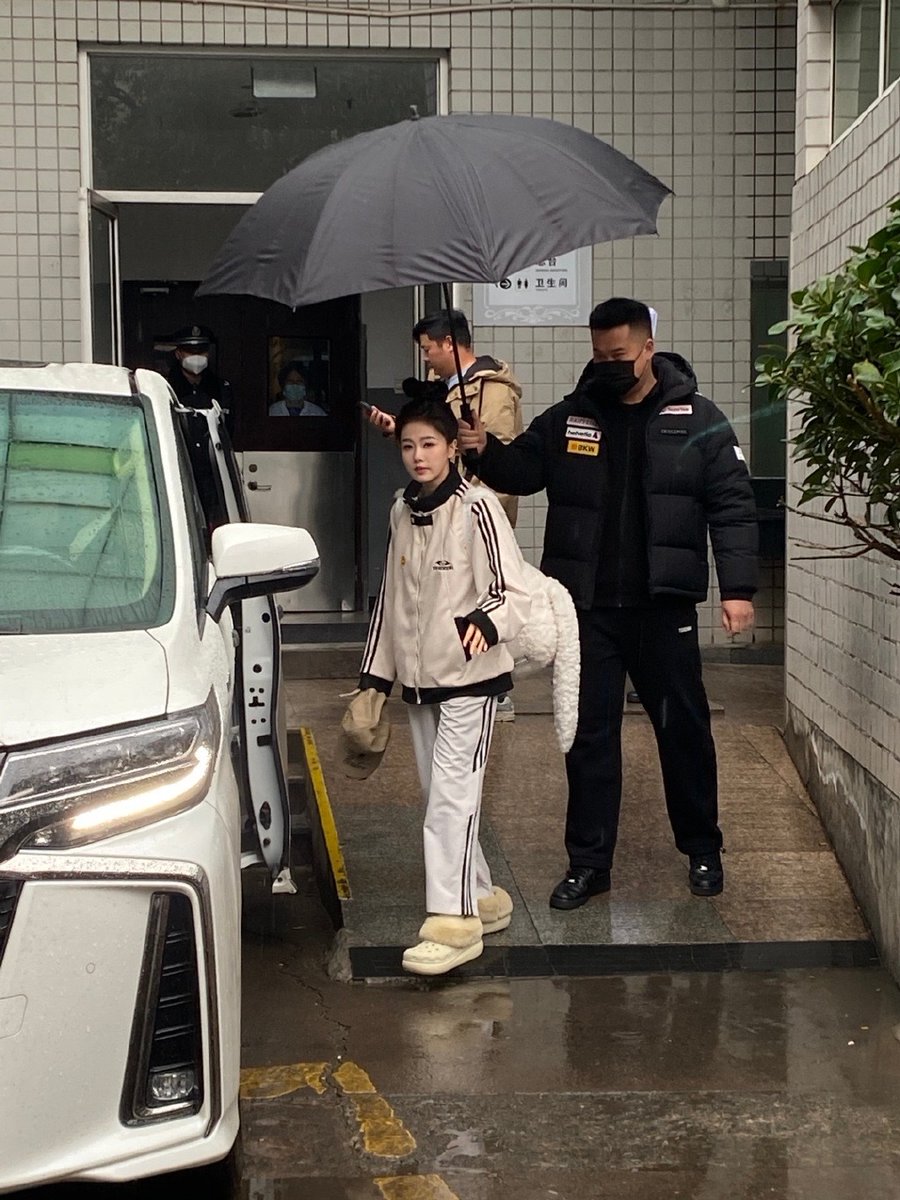 TwitMac007's tweet photo. Stranger today held the door for me in heavy rain and even waited until I was inside before letting go. Small acts warm the whole day. https://t.co/hrQtl2mlK1