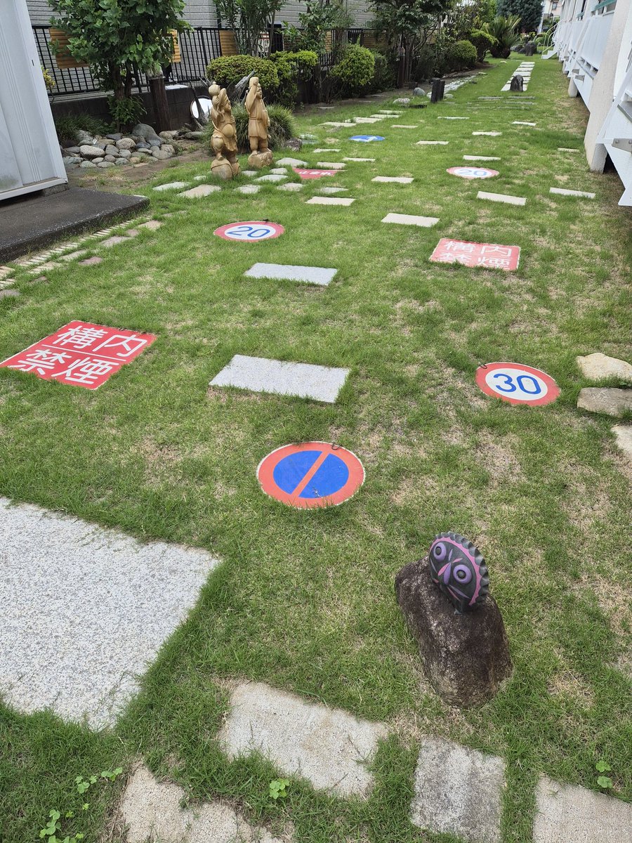 kusk33's tweet photo. 俺が幼少期に住んでいたマンション、近くを通ったので25年ぶりくらいに寄ってみたらかなり狂った感じで面白かった。こんなんだったっけ？？ https://t.co/SCSG2e7vdX