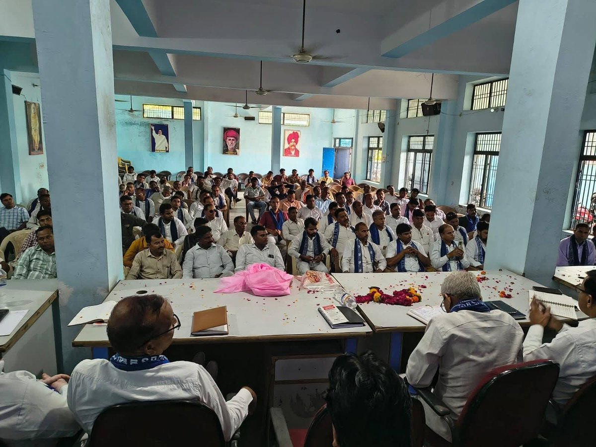 jitu_rajoriya's tweet photo. कल बहुजन समाज पार्टी आगरा मंडल इकाई द्वारा कार्यकर्ता सम्मेलन आयोजित किया जिसमें फतेहपुर सीकरी के बाद अब आगरा मंडल में भीम आर्मी (ASP) के कार्यकर्ताओं एवं पदाधिकारियों ने आजाद समाज पार्टी छोड़ अपने पुराने और असली घर बहुजन समाज पार्टी में शामिल हुए।

समाज के लोगों को मालूम चलने लगा है कि देश भर में बहुजन आंदोलन की कौन लड़ाई लड़ रहा है और कौन चिल्ला चिल्ला कर दिखावा कर रहा हैं बाकी अभी जो भटके हुए लोग हैं आने वाले समय पर वो भी जल्द बसपा नाम के अपने घर में बापसी करेंगे।