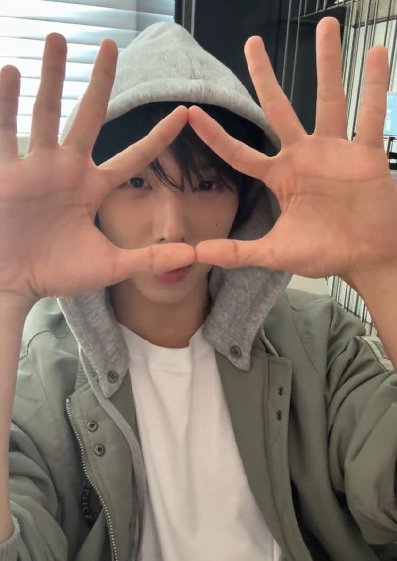 jwidaese's tweet photo. jisung made a gunbamman pose!! 🌰 https://t.co/RYO5aKtWCV