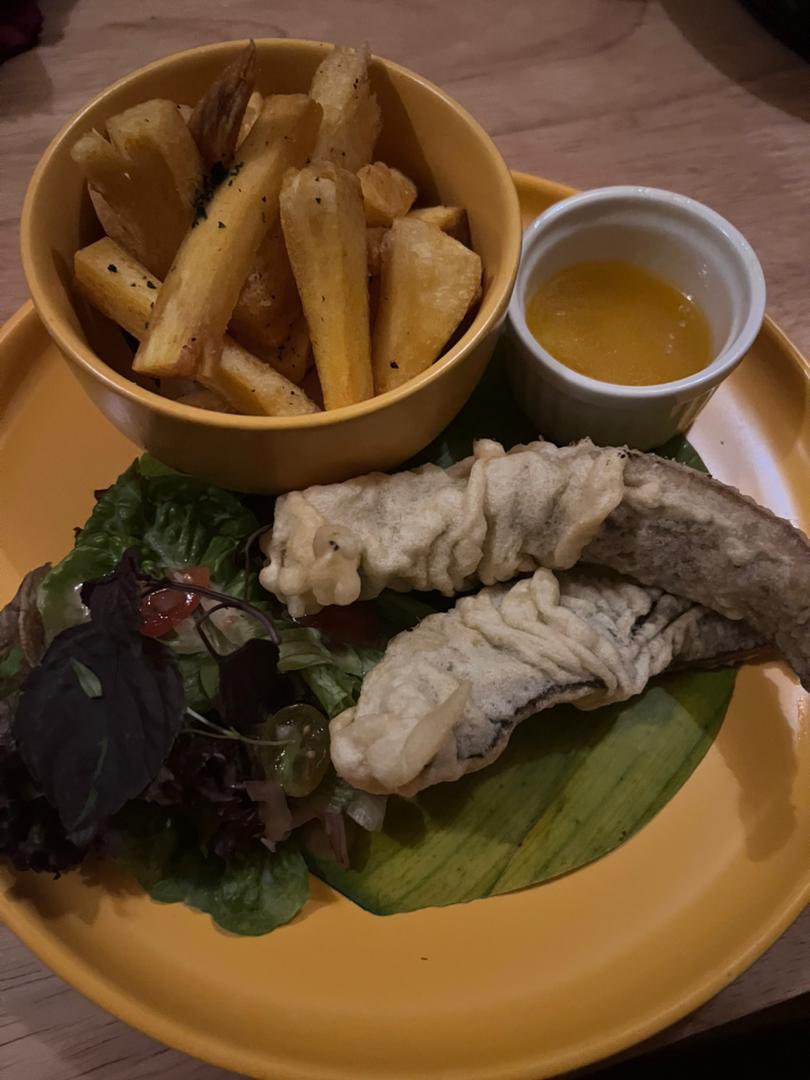 idespisecats's tweet photo. It’s giving… FISH AND CHIPS IKANG KELI GORENG CELUP TEPUNG!!! #NeverForget 😭 https://t.co/Kv769F6FKz