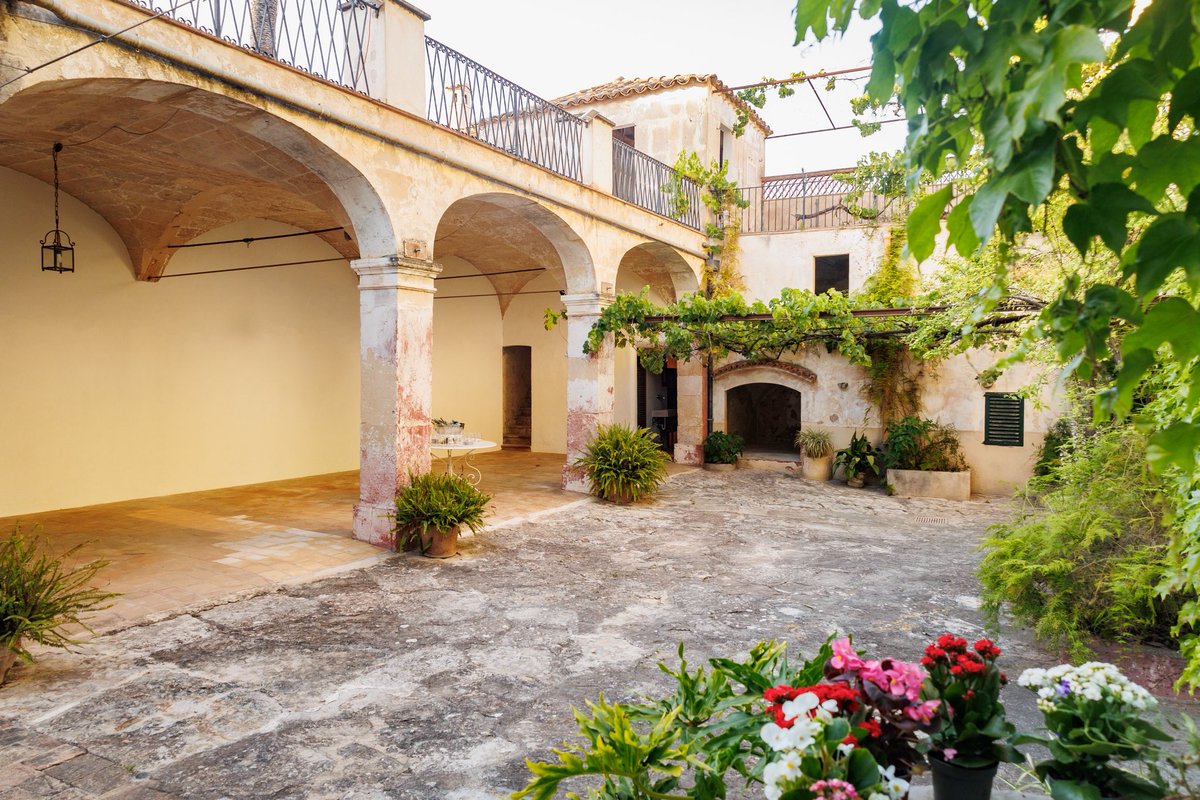 Mallorca_bs's tweet photo. Una finca con historia, una terraza frente al mar, una cena con alma. El lugar perfecto transforma una reunión en un recuerdo. #EventosCorporativos #MallorcaMICE #CenasDeEmpresa #TeamBuilding https://t.co/guTzziei9c