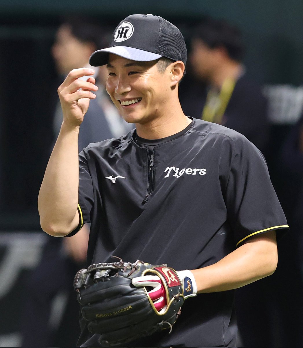 Sponichi_Tphoto's tweet photo. キャッチボール中に笑顔をみせる木浪聖也選手！！ https://t.co/P8RPqfcswC