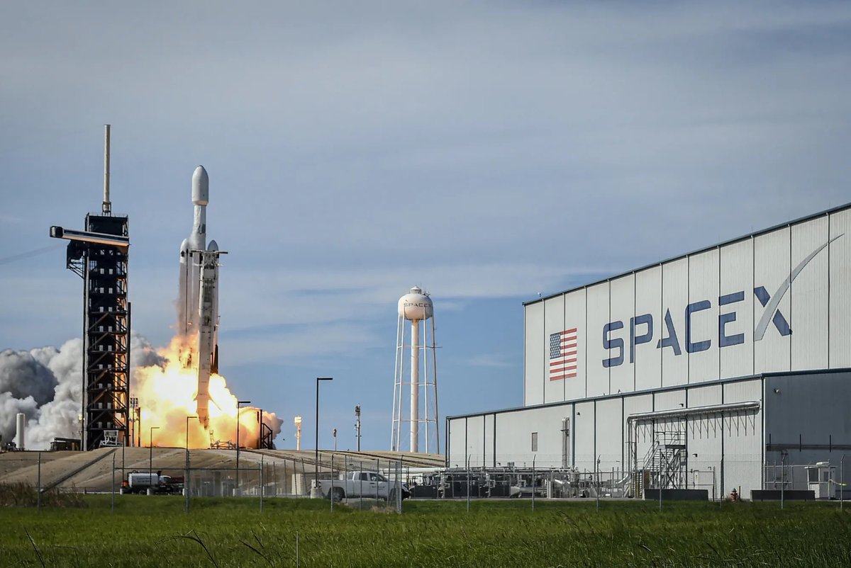 junchen1986's tweet photo. Starship has an estimated LEO payload capacity of about 100–150 tons. If it reaches full reusability and the launch cost drops to around $10 million per flight, the cost would be approximately $67–100/kg.

Blue Origin’s New Glenn has an estimated LEO payload capacity of about 45 tons. With an estimated launch cost of around $70 million, the cost would be approximately $1,556/kg.

ULA’s Vulcan has an estimated LEO payload capacity of about 27.2 tons. With an estimated launch cost of around $110 million, the cost would be approximately $4,044/kg.

Russia’s Angara-A5 has an estimated LEO payload capacity of about 24 tons. If the launch cost is estimated at $57 million–$100 million, the cost would be approximately $2,330–$4,080/kg.

China’s Long March 5B has an actual LEO payload capacity of about 22 tons. With an estimated launch cost of $73 million–$100 million, the cost would be approximately $3,318–$4,545/kg.