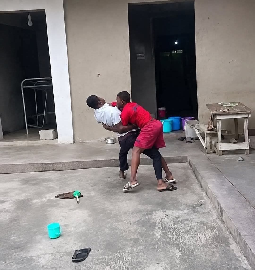 AidooJoshua1's tweet photo. @Nacee67_Yaw @osibisa09 I was supposed to believe that a girl who had her teacher in this position and was ready to slam him to the ground was assaulted because the man overpowered her. https://t.co/zXj5IeDKUn