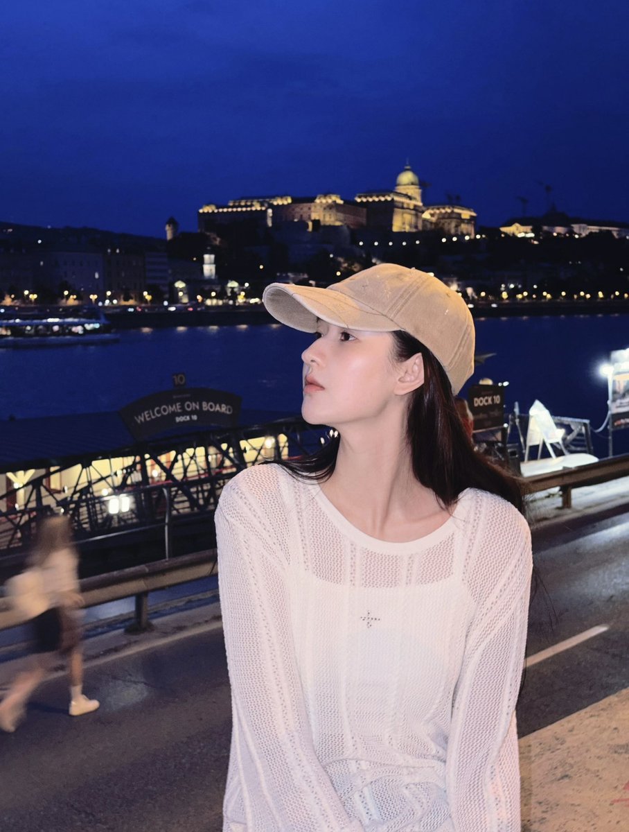 yuwoen's tweet photo. 深蓝色的夜空与两岸的灯辉交织成一幅动人的画卷，远处的灯火璀璨，而眼前的晚风正悄悄拂过脸庞。戴上帽子，用侧颜迎接这座城市最温柔的注视，在这一刻，我仿佛成了这场夜色风光里唯一的旅人。愿每一个追逐远方的日子里，都能拥有如这般温柔的夜色相伴，在未知的旅途中遇见更好的自己。 https://t.co/HrYLQ9swO5