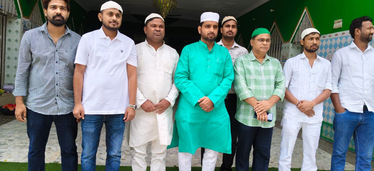 qarisohaibrjd's tweet photo. आज राजद के राष्ट्रीय अध्यक्ष आदरणीय श्री लालू प्रसाद यादव जी के 79वें जन्मदिन के शुभ अवसर पटना हाईकोर्ट स्थित मजार पर चादरपोशी कर उनके स्वस्थ व दीर्घायु होने की दुआ की। 

मौके पर पार्टी के प्रदेश प्रवक्ता श्री अरुण कुमार यादव जी, युवा राजद के महासचिव श्री गुड्डू यादव, विक्रांत यादव, मनीष कुमार, आकिब खान, अजमल, शाहरुख सहित दर्जनों साथी थे।

#LaluYadav #LaluYadavBirthday #TejashwiYadav #HBDlaluyadav #patna
@yadavtejashwi @RJDforIndia @laluprasadrjd