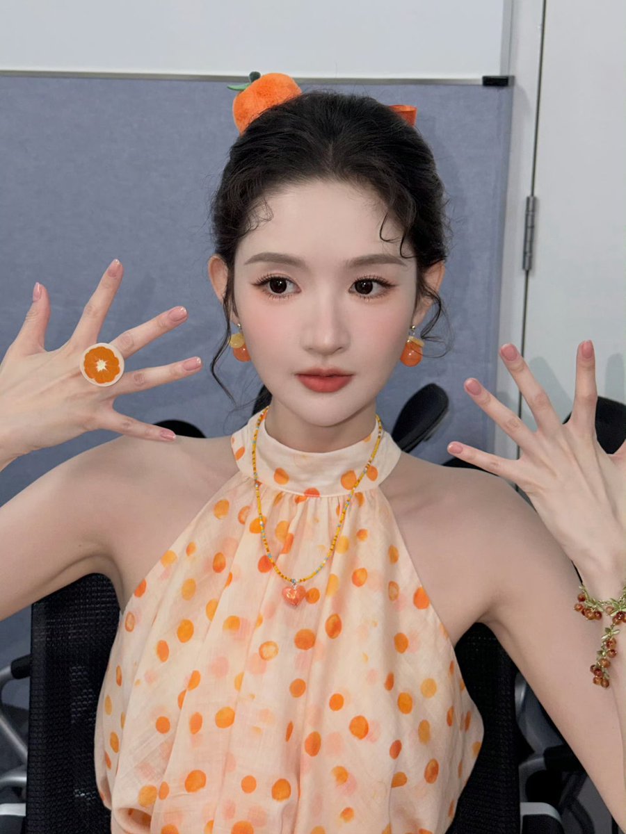 yuwoen's tweet photo. 把满载着阳光与元气的橘色系穿戴在身上，连镜头里定格的笑容都变得像汽水一样咕嘟咕嘟地冒着气泡。这些精心搭配的小饰品承载着对生活的无限热爱，它们在光影下跳跃，点缀着每一个值得记录的精彩瞬间。不需要随波逐流，只需用自己最喜欢的色彩，去勾勒出属于这个世界独一无二的元气少女感。 https://t.co/0SVgCOm86D