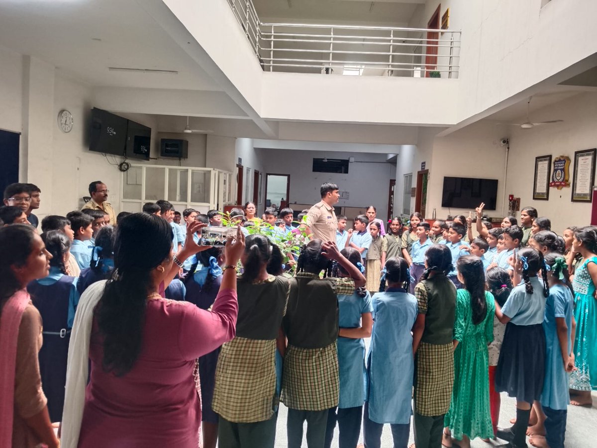 DCPWestBCP's tweet photo. #OpenHouseProgram 

ತೆರೆದ ಮನೆ ಕಾರ್ಯಕ್ರಮದಡಿಯಲ್ಲಿ ಶಾಲಾ ವಿದ್ಯಾರ್ಥಿಗಳು ಪೊಲೀಸ್‌ ಠಾಣೆಗೆ ಭೇಟಿ ನೀಡಿ ಠಾಣೆಯ ಕಾರ್ಯವೈಖರಿ ಕುರಿತು ಮಾಹಿತಿ ಪಡೆದರು @BlrCityPolice.

ಪೊಲೀಸ್‌ ಅಧಿಕಾರಿಗಳೊಂದಿಗೆ ಸಂವಾದ ನಡೆಸಿದ ವಿದ್ಯಾರ್ಥಿಗಳು ಕಾನೂನು, ಸುರಕ್ಷತೆ ಮತ್ತು ಪೊಲೀಸ್‌ ಸೇವೆಗಳ ಬಗ್ಗೆ ನೇರ ಅನುಭವವನ್ನು ಪಡೆದರು. https://t.co/U4yezvYZTf