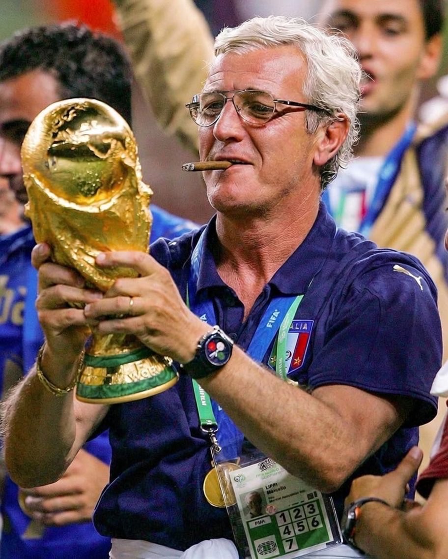 EPLworld's tweet photo. 🇮🇹 📸 

صورة ايقونية للأسطورة مارتشيلو ليبي مدرب ايطاليا مع كأس العالم 2006 https://t.co/bcVp3KIACu