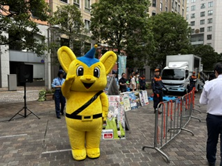 offtshiodome's tweet photo. 本日（6/11）、汐留町会主催ならびにコムーネ汐留の皆様の協力のもと、「自助・共助・公助」をテーマに防災訓練が開催されオフト汐留も参加させていただきました。
防災意識の高い街づくりを目指す貴重な機会となりました。
今後も防災力向上に取り組んでまいります。
＃汐留町会　＃コムーネ汐留 https://t.co/LUQNhbqrum