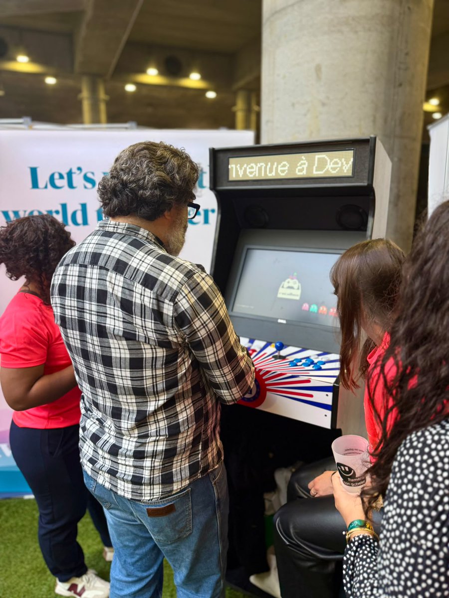 AXAJobs_fr's tweet photo. La #PinkTeam est prête !

Pendant deux jours, DevLille réunit 1 500 passionnés de la #TechCommunity. L'occasion d'échanger en vrai et de montrer que la tech, ça se vit aussi chez AXA.

Venez nous voir ! 👋

#DevLille2026 @DevfestLille #Networking #DevLille #raisethebar https://t.co/bgT8hqLADh