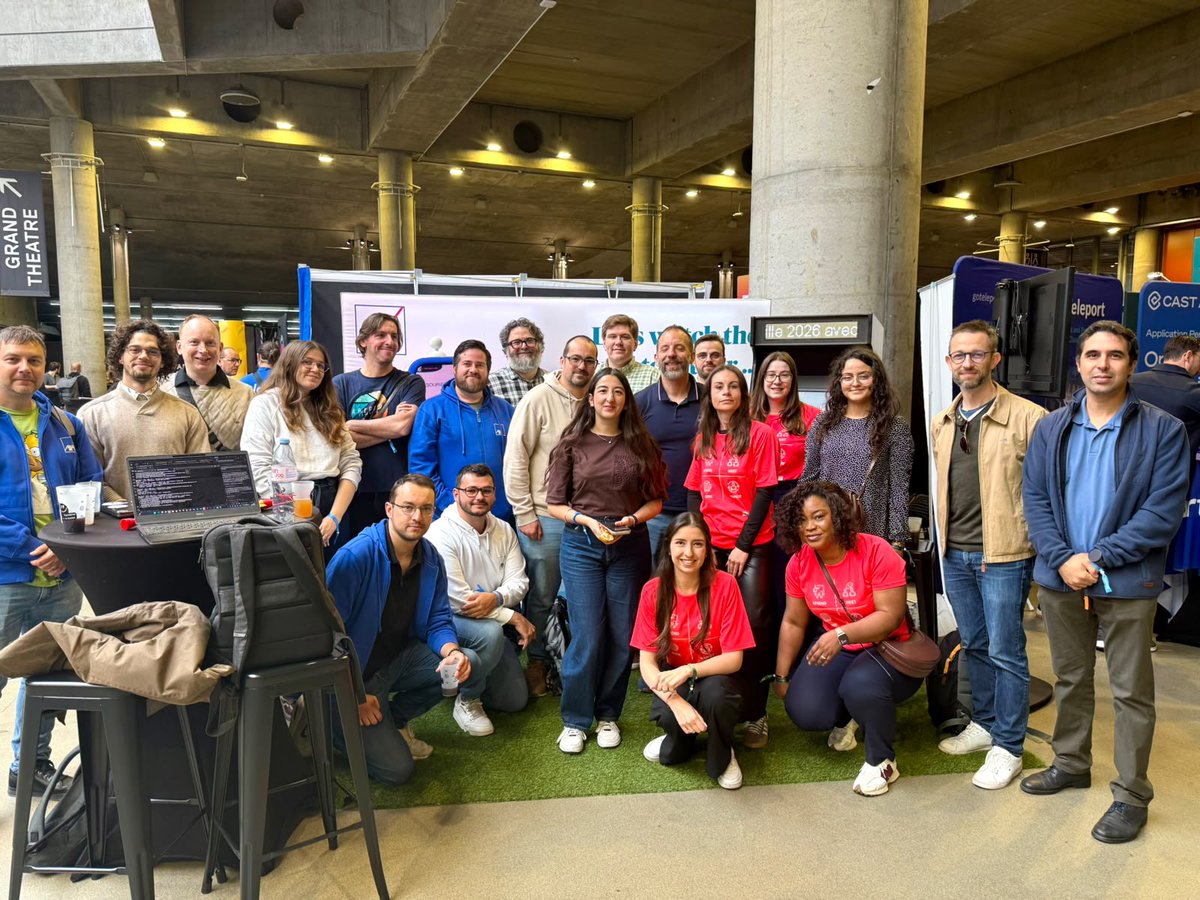AXAJobs_fr's tweet photo. La #PinkTeam est prête !

Pendant deux jours, DevLille réunit 1 500 passionnés de la #TechCommunity. L'occasion d'échanger en vrai et de montrer que la tech, ça se vit aussi chez AXA.

Venez nous voir ! 👋

#DevLille2026 @DevfestLille #Networking #DevLille #raisethebar https://t.co/bgT8hqLADh