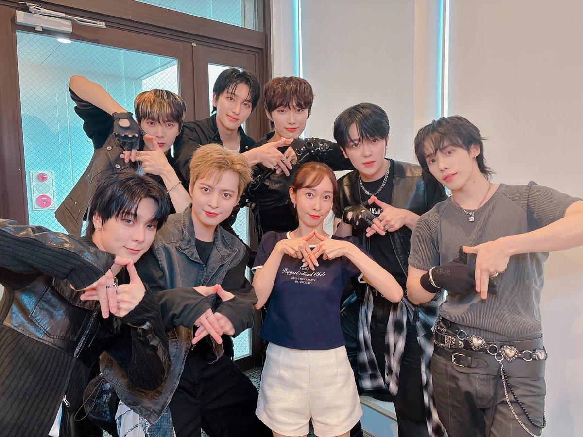 mc_hyeona's tweet photo. 【OMEGA X】JAPAN FAN LIVE EVENT Episode 1⛱️STAY, OMEGA X⛱️in東京３日間にお供しました！！

先日３日間の大阪ライブを終えたばかりの彼ら,ついに‼️きたる6月19日(金)4th Mini Album [#UNCAPPED]がリリースされます‼️🎉🥳👏

本国ではアルバムの収録やジャケット撮影,練習などなど,多忙なスケジュールの中でも,今回は軍服務を終えたフィチャンさんが加わり,メンバー７人で来日！！

４人から６人,７人と,来日する度に再びメンバーたちが加わり,また新たなケミストリーと化学反応を魅せてくれました！！！

７人では初めてのステージにはなりますが,安定のトークとパフォーマンスで始終客席からは歓声が沸き起こっておりました！！

FOR Xの皆さんのリアクションの良さといったら,もう日本一,,いや世界一❣️ピカイチです❣️❣️❣️😂👏👏

皆さんの熱い歓声と温かい掛け声に,メンバーのテンションが上がってるのを自ずと感じ取れて,私も通訳しながらテンションMAXな状態に⤴︎⤴︎❤️‍🔥😆🎶

そんな自分に心中💭(ヒョナ！テンション上がってるぞぉ〜気をつけろぉ〜！！」「ふぅ〜〜危ない危ない😮‍💨💨)と本番中に逐一,制御してた自分がおりました！！w

メンバーも言及しておりましたが,毎公演,決まった台本はなく,メンバーたちが大体のテーマをあらかじめ決めて,その話題に沿ってトークを進めているものの,即興トークやアドリブがかえって面白く大盛り上がり！！

また皆さんのリアクションがとっても良く, メンバーとファンの皆さんのコール＆レスポンスは聞いててとても心地良く,質問への受け答えがスムーズかつ自然で,やはりファンはアーティストの鏡だと痛感しました！！🪞✨

なんだか私も #ポエク の皆さんと一心同体になったような,そんなほっこり暖かい時間を過ごせました☺️🎶

カムバックを控えてる控えてる彼らのこれからの活躍が楽しみでなりません！！！

また新たなスタートを新たな歴史を刻む我らはOMEGA X！！！

韓国活動と日本活動と,精力的に活動している #OMEGAX の皆さんと並行に,私も #FORX の皆さんと共に精一杯❤️‍🔥盛り上げていきたいと思います！！！

#오메가엑스 #オメガエックス #포엑 #포엑이 #포애기 #ポエギ #フォーエックス #김재한 #재한 #JAEHAN #ジェハン #이휘찬 #휘찬 #フィチャン #장세빈 #세빈 #SEBIN #セビン #신예찬 #예찬 #YECHAN #イェチャン #문제현 #제현 #JEHYUN #ジェヒョン #케빈 #KEVIN #ケビン #박진우 #진우 #ジヌ #XEN #젠 #ジェン #이진우
