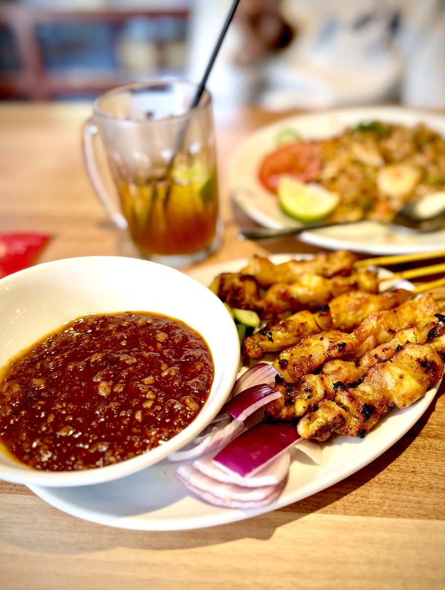Aamirkhan78's tweet photo. Busy day made better by Nasi Goreng and Satay chicken
#Malaysian #lunchfix https://t.co/AtMvUJJe5H