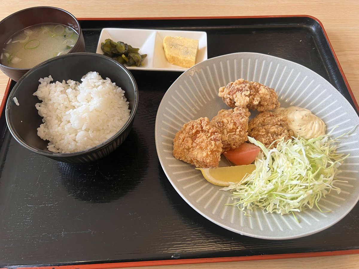 iburi678's tweet photo. 食堂みなしん＠minashin320 さん
訪問２回目。親子丼にするつもりがついついから揚げ定食に…
カラッと揚がって美味しい😋
たまご焼きもうれしい！
スタンプ貯めます！
#室蘭
#白鳥台ショッピングセンターハック
#食堂みなしん https://t.co/LK7ZoP3Py7