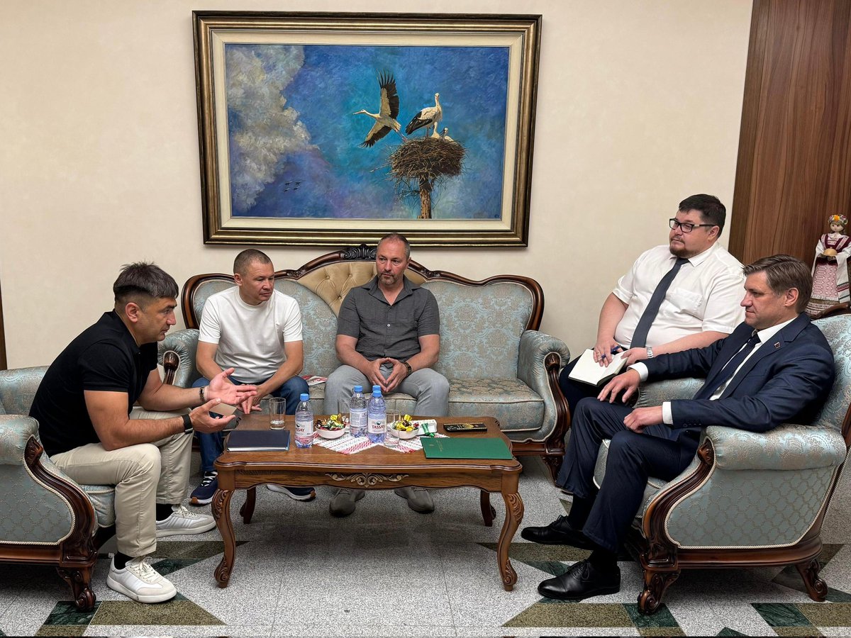 BelarusEmbKz's tweet photo. Состоялась встреча Чрезвычайного и Полномочного Посла Республики Беларусь🇧🇾 в Республике Казахстан🇰🇿 Алексея Богданова с главой Кукморского муниципального района Республики Татарстан Российской Федерации🇷🇺 Сергеем Дмитриевым. https://t.co/cVI2nRz0fK