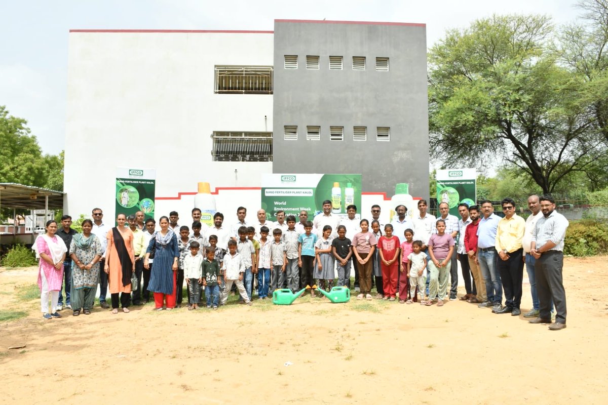 goyalanirudh1's tweet photo. As part of #EnvironmentWeek celebration Unit Head and senior officials encouraged students of a nearby village school to take up tree plantation
Shri @pksingh_iffco Sir motivated school children to embrace tree plantation and contribute towards a greener, and sustainable future. https://t.co/Sy3dapRRaN
