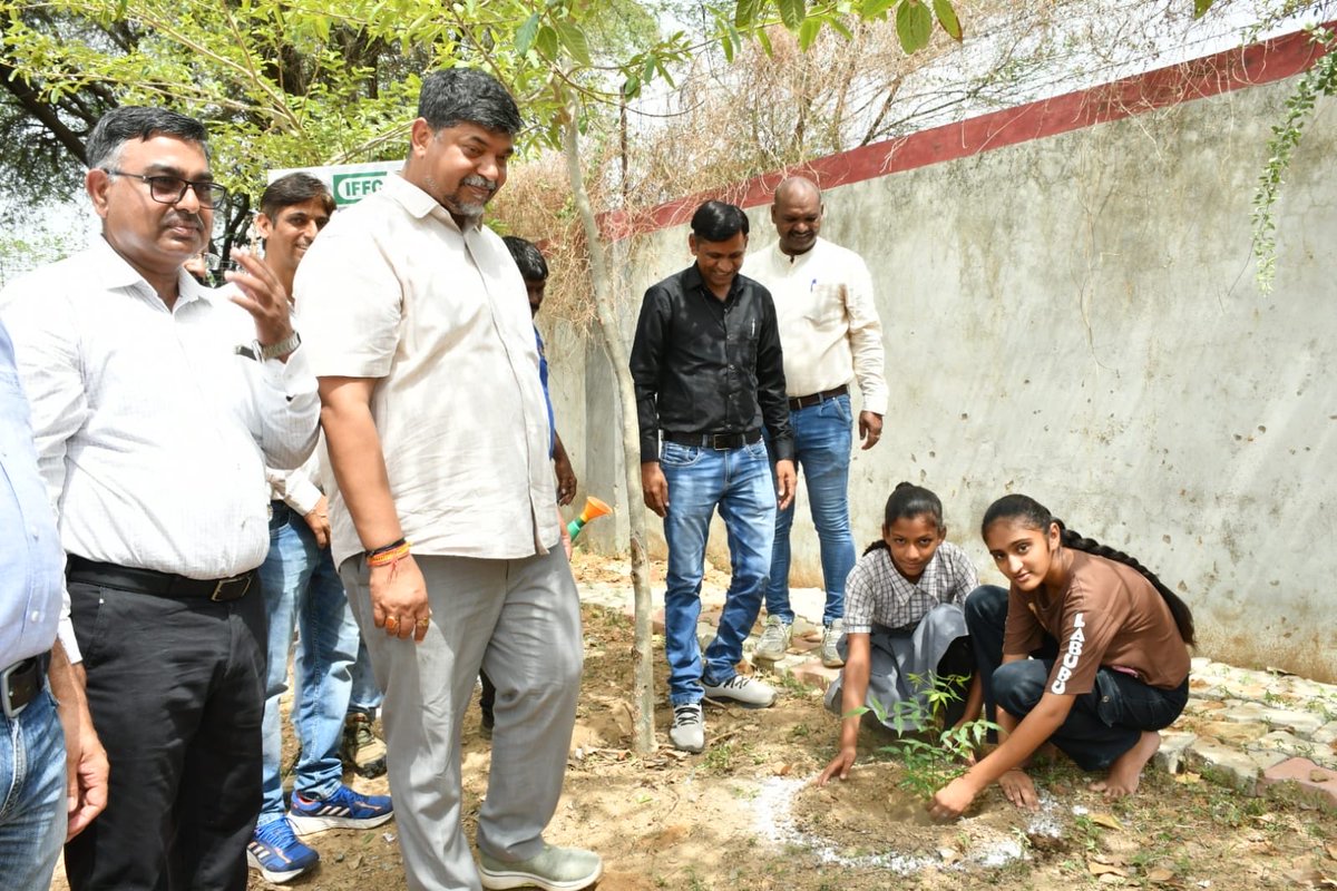 goyalanirudh1's tweet photo. As part of #EnvironmentWeek celebration Unit Head and senior officials encouraged students of a nearby village school to take up tree plantation
Shri @pksingh_iffco Sir motivated school children to embrace tree plantation and contribute towards a greener, and sustainable future. https://t.co/Sy3dapRRaN