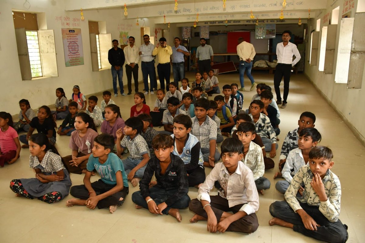 goyalanirudh1's tweet photo. As part of #EnvironmentWeek celebration Unit Head and senior officials encouraged students of a nearby village school to take up tree plantation
Shri @pksingh_iffco Sir motivated school children to embrace tree plantation and contribute towards a greener, and sustainable future. https://t.co/Sy3dapRRaN