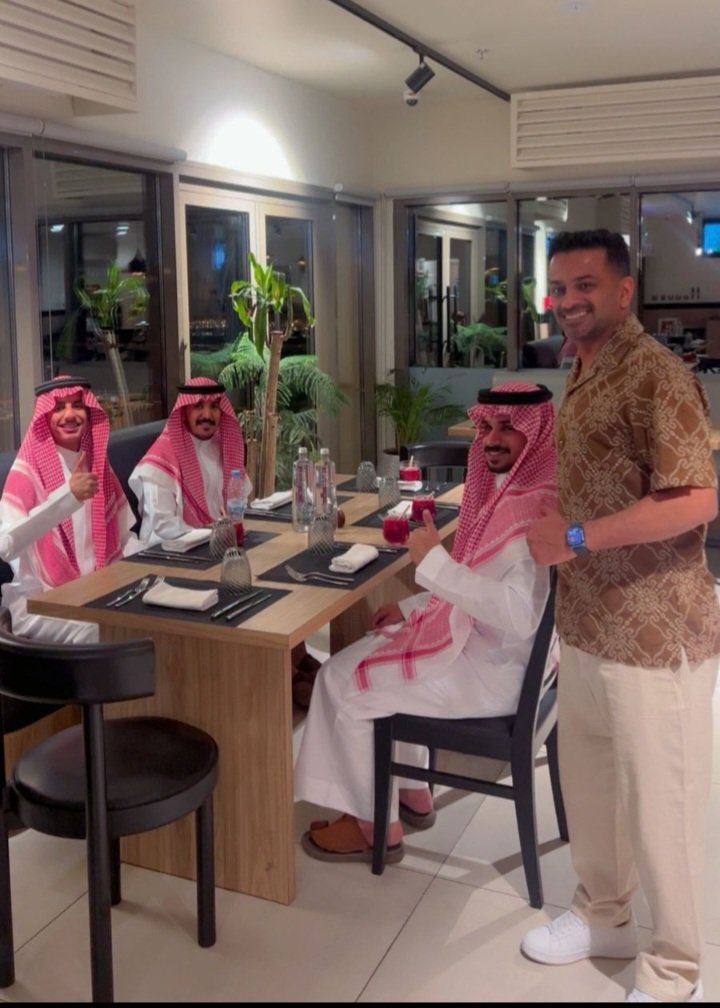 AliYusef13's tweet photo. مع مجموعة من الأصدقاء في مطعم منتجع #كلاود٧ #العلا تجربة استثنائية تفوق التوقعات يجمع المطعم بين الفخامة الفندقية، والاحترافية العالية في التقديم، كل التفاصيل في هذا المكان تعكس شغف الإتقان والاهتمام بالضيف، كما يتمتع طاقم العمل بمهارة عالية،بشاشة، وسرعة استجابة، اشكر هذا الطاقم المتميز على حسن الاستقبال وكرم الضيافة، هذا الطاقم جعل من زيارتنا تجربة مريحة ومليئة بالترحاب، حقيقة نفتخر بوجود هذا المستوى الراقي من الضيافة في منطقتنا
#سياحة_العلا 
@ExperienceAlUla