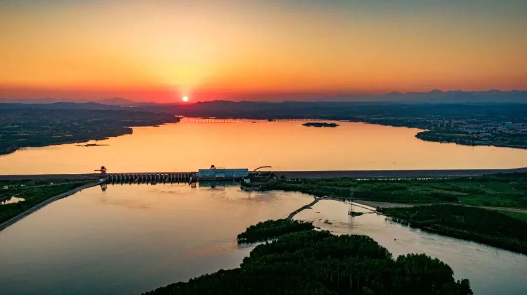 Luoyangnow's tweet photo. Summer winds are calling! ☀️Dive into Mengjin, Luoyang, where ancient history meets vibrant street food. From the majestic Yellow River to cozy traditional villages, June is a time to enjoy the sunny weather and embark on unforgettable adventures. https://t.co/4vtGh7ouPG
