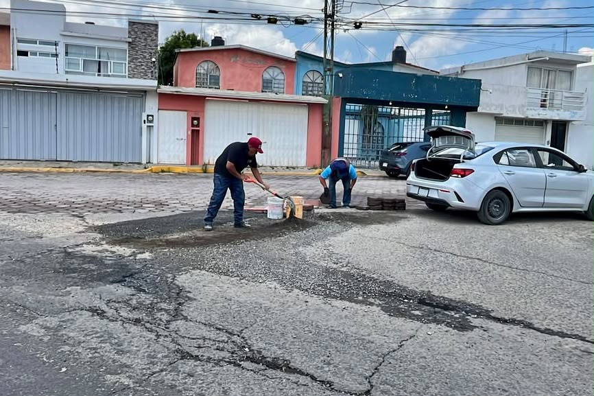 MetropoliTlax's tweet photo. Brigadas de Más Territorio trabajan en la nivelación de adoquines de la Prolongación Galeana, esquina con Blvd. Gasoducto, en el Barrio de Miraflores

https://t.co/2uV45b2bra https://t.co/cZjIb14z78