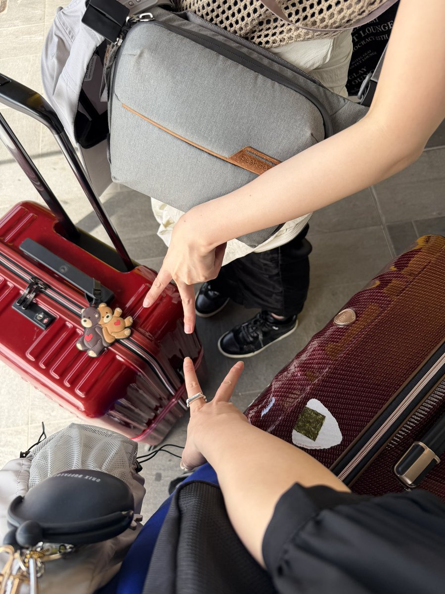 O_cya's tweet photo. 2日目スタート❣️
バス乗り場のお兄さん、ブロックに座ったまま「Hello」ってモギリしてくれてゆるくてとてもいい
#お茶イタリア遠征 https://t.co/YfxjP3mzZE