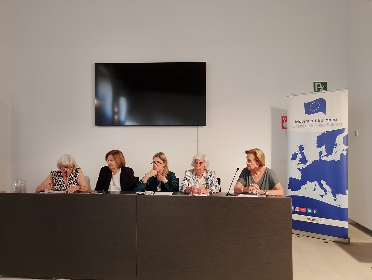 cibameur's tweet photo. Ahir, taula rodona organitzada pel @cibameur El lideratge de les dones a la UE amb 
Francisca Sauquillo, Monica Baldi i Carmen Romero, presentació de Francisca Bennassar i Teresa Riera, amb la participació d'Antònia Maria Estarellas Torrens, Consellera de Presidència @goib https://t.co/in0eusKRSV