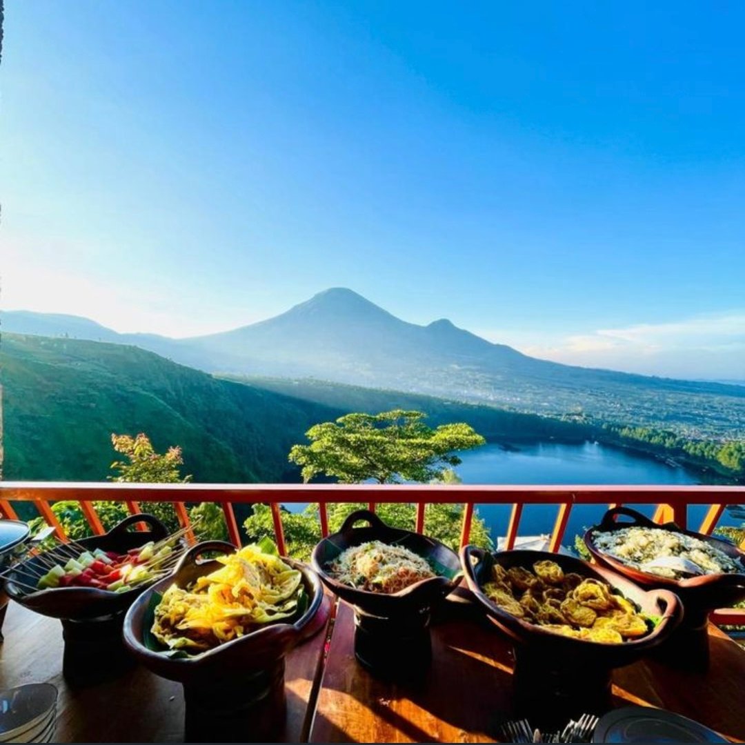 vitawuw's tweet photo. Mumpung minggu depan ada long wiken, jalan-jalan yuk ke Sekitaran Dieng dan Wonosobo. Selain disana banyak tempat wisata seru jg banyak hotel yg oke buat pilihan staycation. Dari mulai hotel, glamping sampe vila dg private pool ada loh. Cek aja nih yg aku list. https://t.co/7jo3AqBP5o