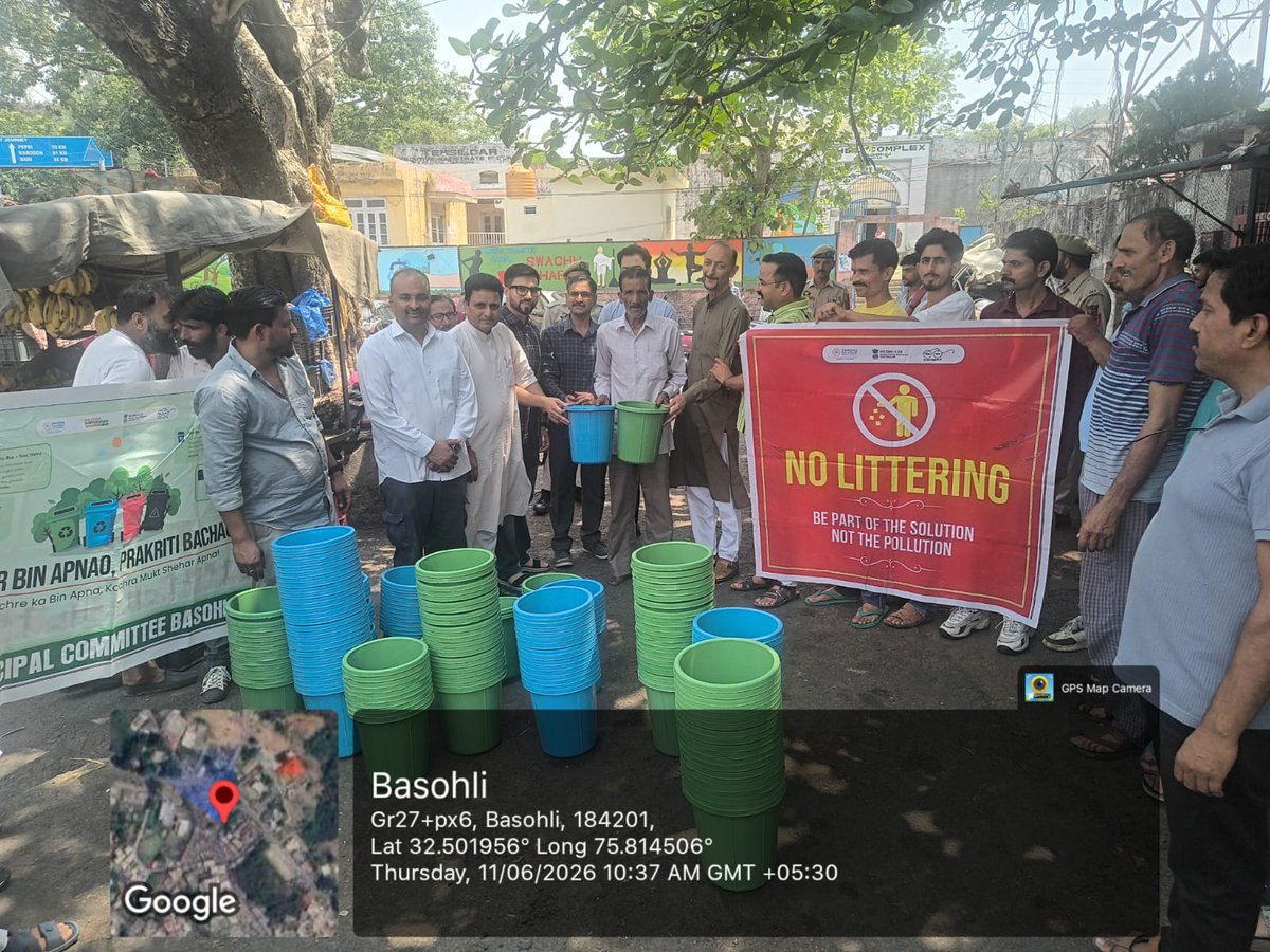 MBasohli's tweet photo. M.C. Basohli Distribute the Dustbin to Shopkeepers at Bus Stand Basohli #IWD2026 #GiveToGain #WomenLedSanitation #SwachhAadat #SwachhBharat #SHS2025 #SwachhtaHiSeva2025 #Swachhotsav #cleanRepublicDay #swachhjkHappy
@SwachhBharatGov. https://t.co/rHinpZt7mb