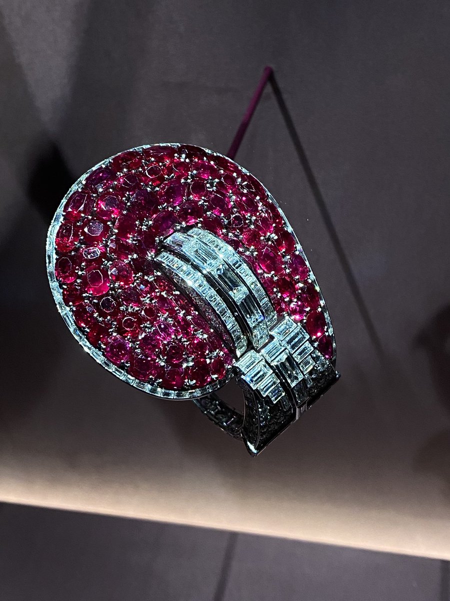 JewelleryTokyo's tweet photo. マレーネ・ディートリッヒのルビーブレスレットも数年前にオークションを通じてヴァンクリーフ&amp;アーペルのパトリモニーコレクションに入ったそうだ。すごい。すごい迫力。 https://t.co/MGQvNHaHgt