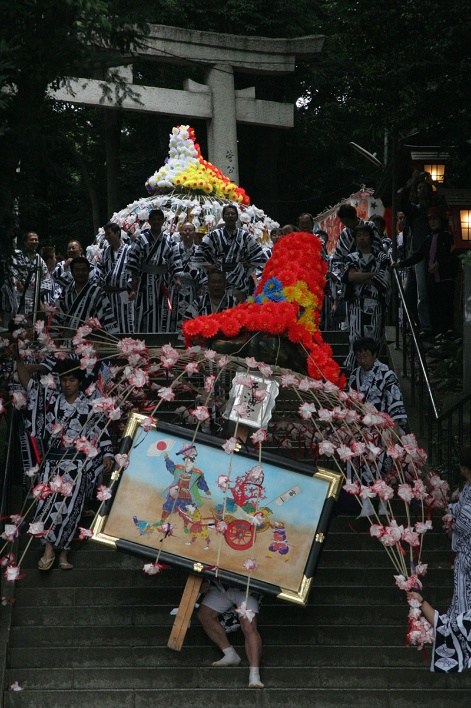 attama_jp's tweet photo. 千年以上の歴史を受け継ぐ国立市・谷保天満宮の例祭。100kgを超える花万灯が街を練り歩き、勇壮な獅子舞が奉納されます。多摩に残る伝統文化の迫力を体感してみませんか。

▼詳しくはこちら
https://t.co/DFTESyOuy5 https://t.co/Y7xZ6bvryD