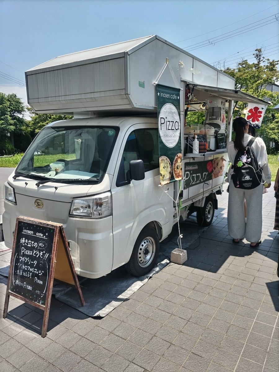 satokofukui's tweet photo. 嵯峨美にピザのキッチンカーが✨️
同僚の先生が調���てくれて、学生さんたちに混じって買えました…焼きたて美味しかった〜。 https://t.co/cEwqmCsUYf