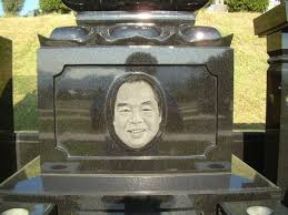 6ika_iam's tweet photo. ガッツ石松さんがご逝去されたとの報に接し、大変驚いています。

栃木県鹿沼市には、ガッツさんが生前に建てた「ガッツ家の墓」があります。

正面には「OK牧場」。
横には戦績、チャンピオンベルト、ボクシンググローブ。
さらに「みんな親孝行してるかい」というメッセージまで刻まれている。
墓までガッツ石松らしいですね

心よりご冥福をお祈り申し上げます。
