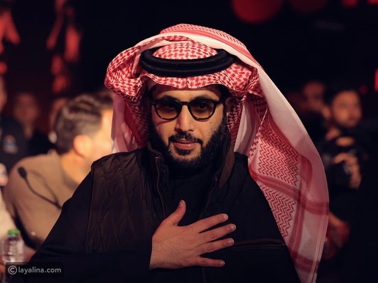 hofahsaid11111's tweet photo. 🎙️ #بودكاست_هويدا | الحلقة 7
المستشار تركي آل الشيخ @Turki_alalshikh 
عندما لايُقرأ الشخص بل يُقرأ الأثر

هل يُقاس الحضور بما يُقال عن الشخص…
أم بما يتغيّر بعده؟
في كل مرحلة، تظهر أسماء مايمكن قراءتها من زاوية واحدة.
لأن أثرها لا يقف عند موقع… بل يمتد إلى مشهد كامل.
👴 العرّاب:
فيه شخصيات إذا مرّت في أي مرحلة…
ما تقدر تفصلها عن حركة تلك المرحلة.
مو لأنها تملك الإجابة الكاملة…
بل لأنها ترتبط بأسئلة أكبر من حجم الاسم نفسه.
وأظن أن اسم المستشار تركي آل الشيخ من هذا النوع.
⚡ المتمرّد:
صحيح.
لأن حضوره ما عاد يُقاس بقطاع واحد.
كل ما ذُكر اسمه حضرت معه الرياضة، والترفيه، والثقافة
وصناعة المحتوى.
لكن السؤال الأهم مو في تعدد الملفات…
السؤال في طبيعة التحول الذي ارتبط بهذه الملفات خلال نفس الفترة.
👴 العرّاب:
خلّنا نرجع خطوة للوراء.
قبل سنوات كانت الرياضة تُفهم بشكل مباشر: مباريات، أندية نتائج.
وكان الترفيه نشاط محدود الإطار.
والثقافة مساحة أكثر هدوء وخصوصية.
لكن ما تغيّر اليوم ماهو وجود
هذه القطاعات…
بل طريقة تعريفها وحدودها ودورها.
⚡ المتمرّد:
وهذا هو جوهر التحول.
الرياضة اليوم ماعادت مجرد منافسة.
بل أصبحت منظومة تمتد إلى الاستثمار، والسياحة الرياضية، وبناء حضور دولي عبر الفعاليات.
هنا تغيّر موقع الرياضة من نشاط… إلى صناعة.
👴 العرّاب:
والترفيه؟
⚡ المتمرّد:
الترفيه كان التحول الأوضح في المفهوم.
من نشاط موسمي محدود…
إلى صناعة لها أثر اقتصادي وتجربة حضرية متكاملة.
لكن السؤال هنا ليس (كم فعالية أُقيمت)
بل: ماذا بقي بعد انتهائها؟
👴 العرّاب:
لكن الثقافة تبقى هي الأعمق أثرا
⚡ المتمرّد:
وهنا نصل للنقطة الأهم.
الثقافة ماتُقاس بما يُعلن عنها…
إنما بما يستمر منها.
المباراة تنتهي…
الموسم ينتهي…
لكن الفكرة إذا استقرت… تبقى.
ومن هنا جاء التركيز على صناعة المحتوى الأدبي، والرواية والسيناريو، وإعادة تموضع الكاتب كصانع فكرة، لا مجرد ناقل لها.
ومثل ديوانية القلم الذهبي…
تأتي كمحاولة لإحياء المجلس الثقافي بصيغة معاصرة،
حيث يتحول الحوار إلى مساحة إنتاج، لا مجرد حضور.
👴 العرّاب:
لكن أي قراءة عادلة ما تكتمل من زاوية واحدة.
⚡ المتمرّد:
صحيح.
لأننا لا نقرأ شخصاً بمعزل عن زمنه…
ولا زمناً بمعزل عن من تحرك داخله.
ويبقى السؤال:
هل كان الحضور جزءاً من التحول؟
أم أن التحول كان أكبر من أي حضور فردي؟
👴 العرّاب:
سؤال ما يُحسم بسرعة.
⚡ المتمرّد:
لأن الزمن وحده هو من يهدئ الجدل…
ويترك الأثر فقط.
🎙️ وفي النهاية…
حنا مانقرأ الأشخاص كأسماء…
حنا نقرأهم كأثر داخل مرحلة تتحرك.