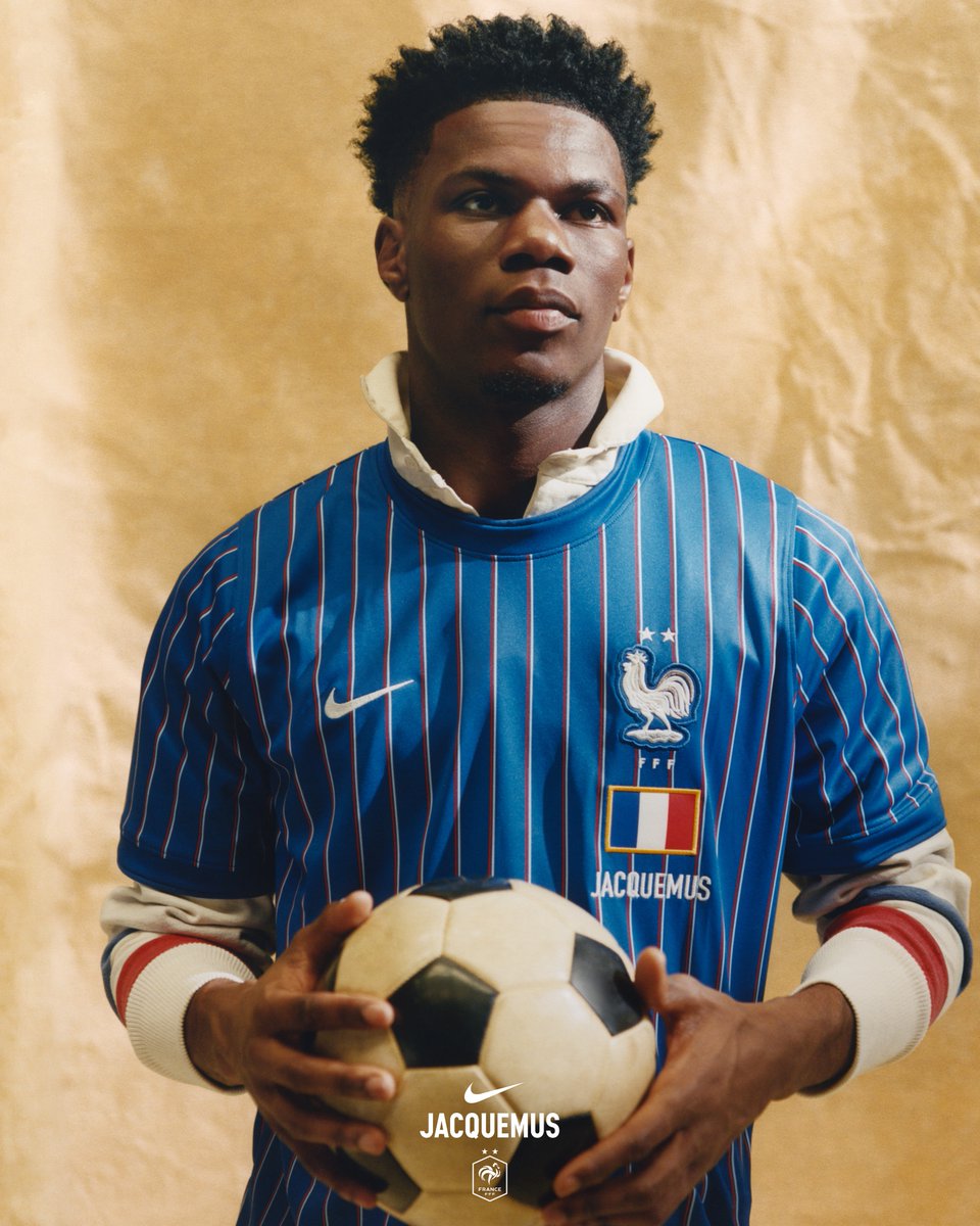 jacquemus's tweet photo. « Jacquemus + Nike Team France » is now available on https://t.co/v8KRMISdjz, in our boutiques and @fff boutiques. https://t.co/3WcXiYVuH3